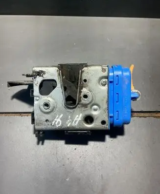 Audi A4 S4 B5 8D Rear door lock 8D0839016A