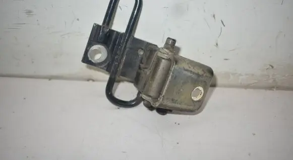 Volkswagen Touran II Rear door lower hinge 1T0833411