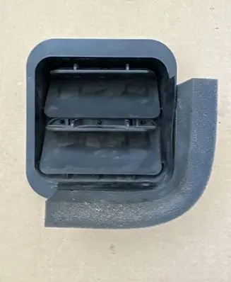 Quarter panel pressure vent