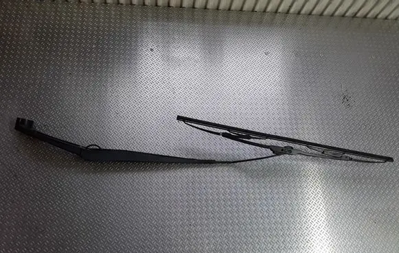 Chevrolet Cruze Front wiper blade arm