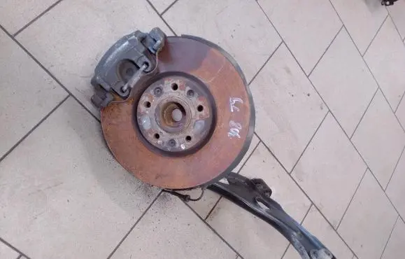 Peugeot 308 Front wheel hub spindle knuckle Zwrotnica308T9