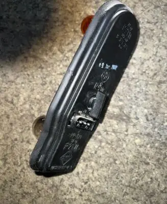 BMW 5 E39 Tail light bulb cover holder 8371324 393440