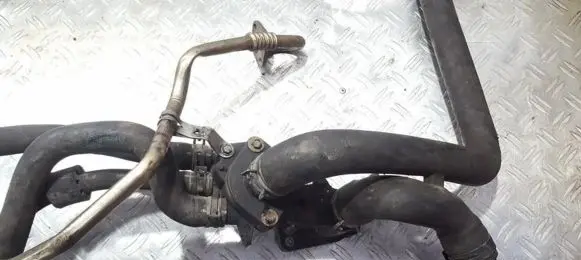 Volkswagen Golf III Engine coolant pipe/hose 032121121J