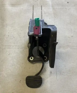 Renault Latitude (L70) Brake pedal 465010032R