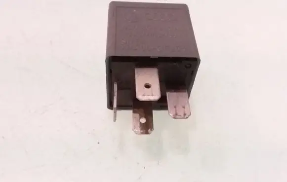 Volkswagen PASSAT B5 Other relay 8D0951253A V23134B52X301 373
