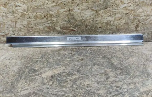 Front sill trim cover