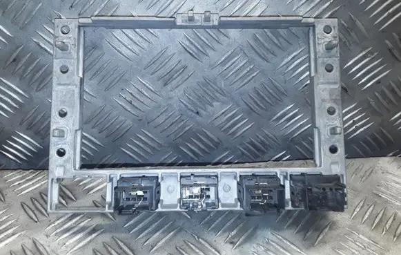 Volkswagen Touareg I Radio/GPS head unit trim 7L6857318 P0091982