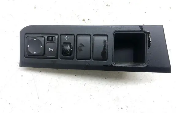 Nissan Note (E11) Wing mirror switch 684859U100