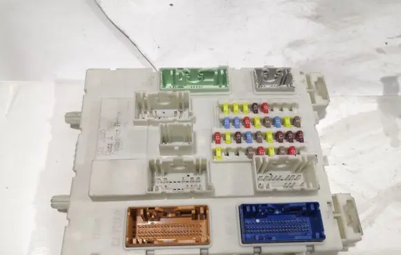 Ford C-MAX II Fuse module F1DT14014AEE SAEJ1690 GA05845160315