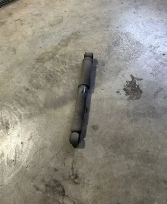 Nissan NV300 Rear shock absorber/damper 562109697R