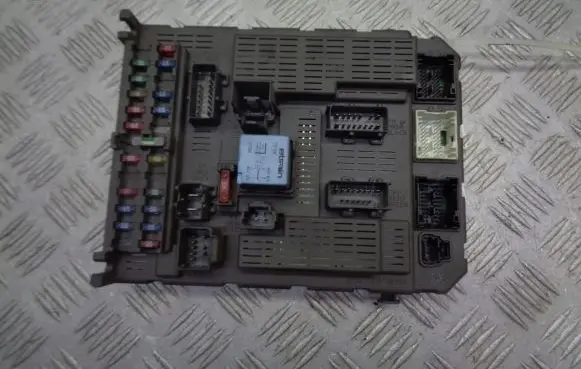 Citroen C5 Fuse box cover 9645352980