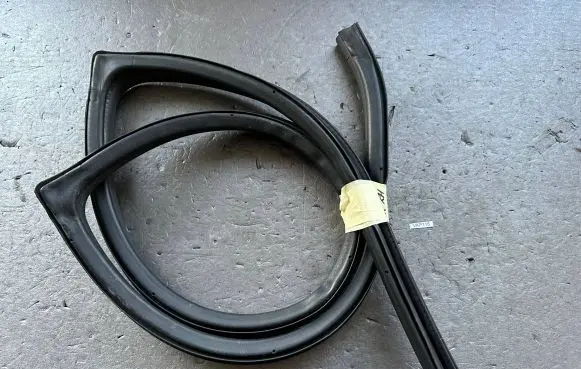 Mitsubishi Pajero Rear door rubber seal (on body) MR437166