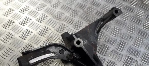 Nissan Almera Engine mounting bracket