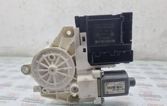 Volkswagen Golf Plus Front door window regulator motor 5M1837401 1K0959701E