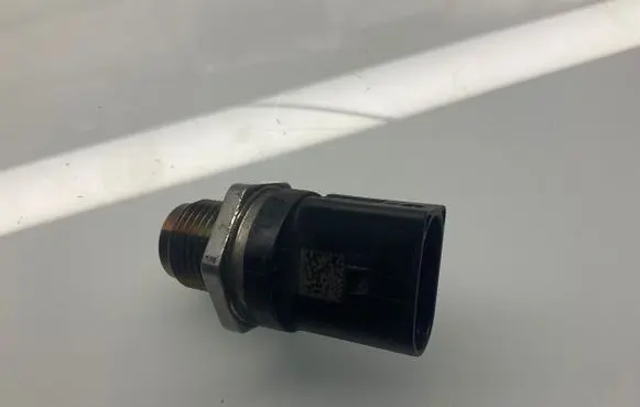 Mercedes-Benz E W211 Fuel pressure sensor 