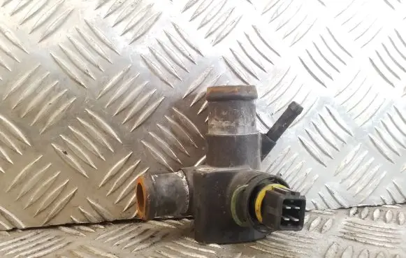Volkswagen PASSAT B4 Engine coolant pipe/hose 028121133B