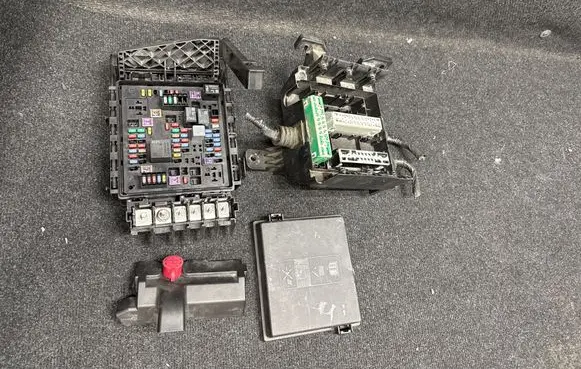 Chevrolet Camaro Fuse box set 84044723 7154093730 8630200000000W