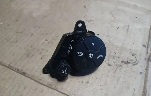 Steering wheel buttons/switches
