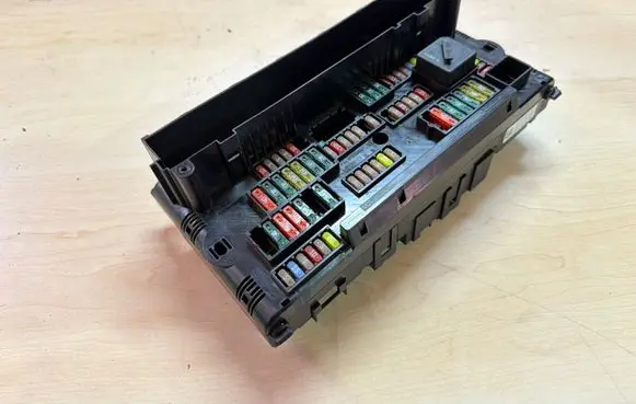 BMW 5 F10 F11 Fuse module 9252815