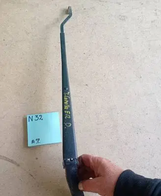 Toyota Corolla E120 E130 Front wiper blade arm 5965655