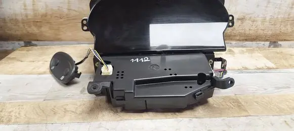 Toyota Yaris Speedometer (instrument cluster) 8380052640 4573000961