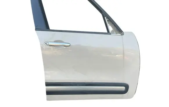 Fiat 500L Front door