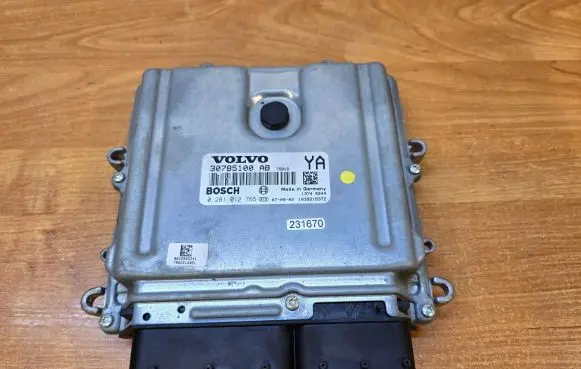 Volvo XC70 Engine control unit/module 30785100 1039S18372 0281012765