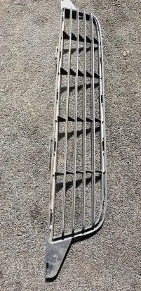Toyota Avensis T270 Front bumper lower grill 53112-05080