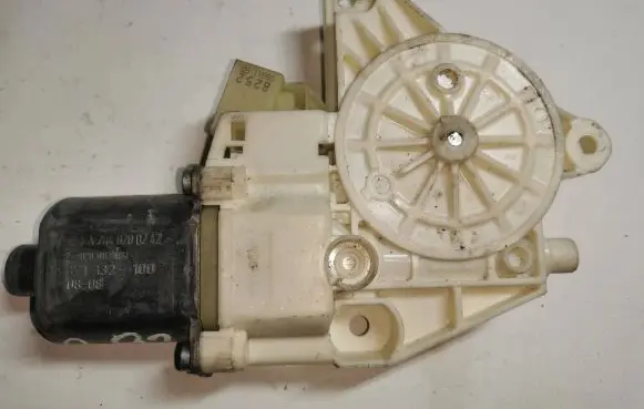 Mercedes-Benz C W204 Front door window regulator motor A2048200242 0808 971132100