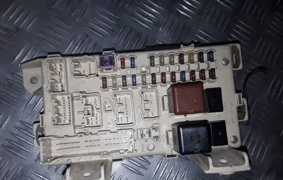 Toyota Avensis Verso Fuse module 8922144040