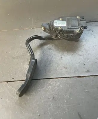 Accelerator throttle pedal