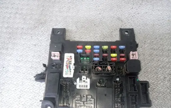 Mitsubishi Lancer VIII Fuse module 8637A655 5273009462