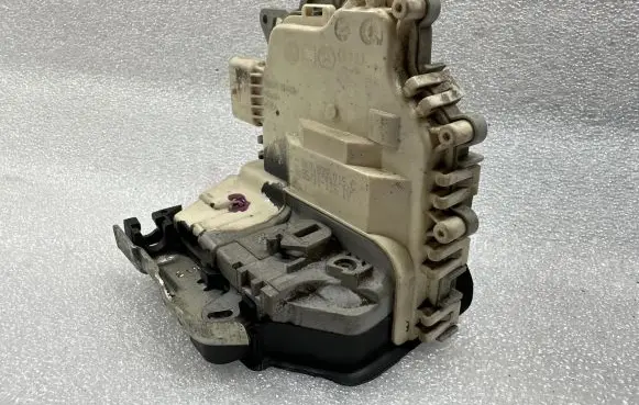 Audi A4 S4 B8 8K Rear door lock 8K0839015C