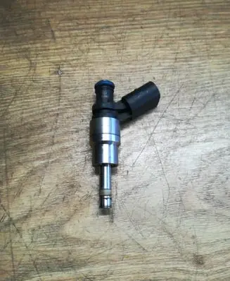 Skoda Octavia Mk2 (1Z) Fuel injector 06F906036 0261500014
