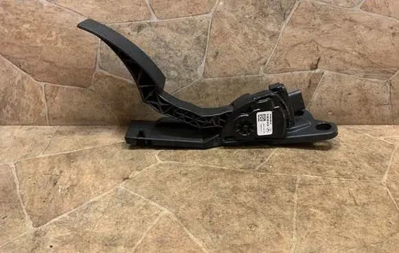 Mercedes-Benz GL X166 Accelerator throttle pedal A1663000004