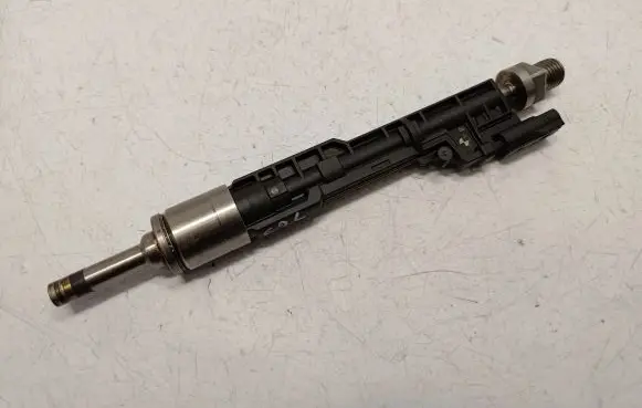 BMW X3 F25 Fuel injector 13647597870