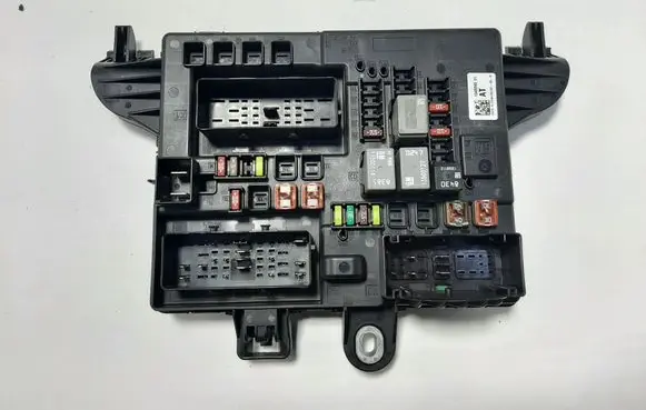 Opel Insignia A Fuse module 13485565