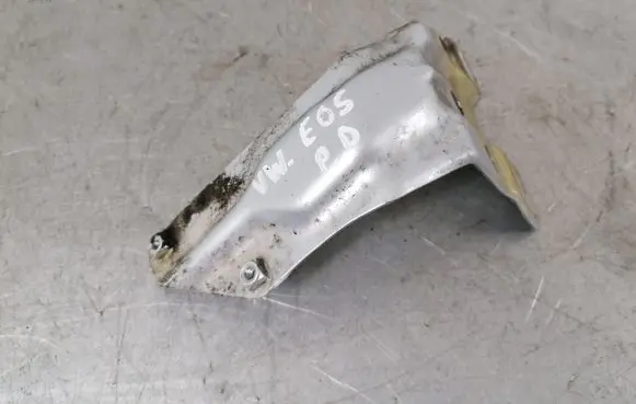Volkswagen Eos Fender mounting bracket 1Q0821136