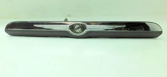 Chrysler Town u0026 Country IV Rear light center trim bar blend 195617