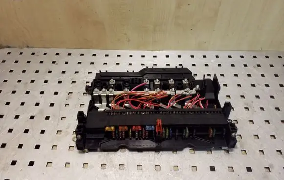 BMW X3 E83 Fuse module 8387153