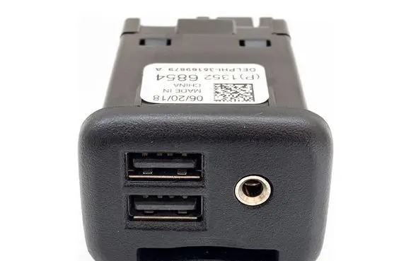 Opel Insignia B USB socket connector 13526854