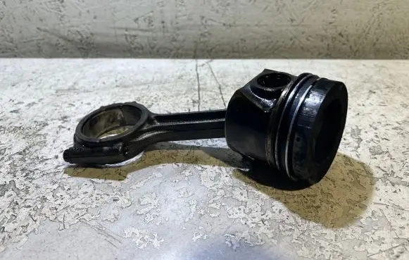 Volkswagen Caddy Piston with connecting rod