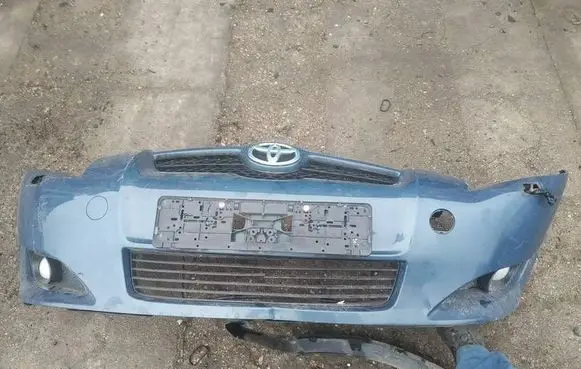 Toyota Auris 150 Front bumper melynas