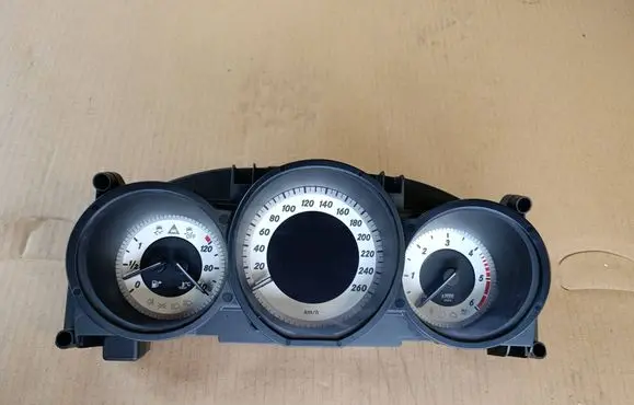 Mercedes-Benz CLS C218 X218 Speedometer (instrument cluster) A2189001807