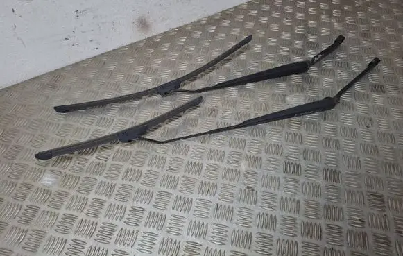 Nissan X-Trail T30 Front wiper blade arm
