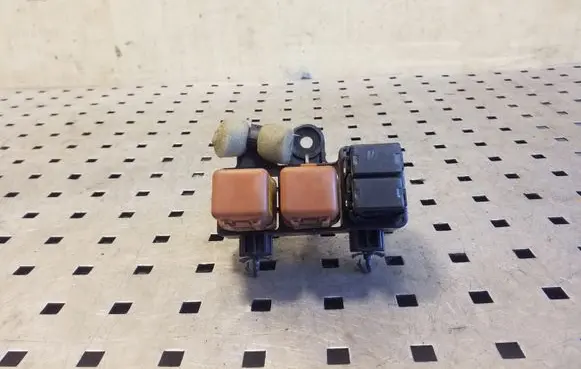 Subaru Legacy Relay mounting block 
