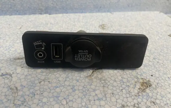 Jaguar XF AUX in-socket connector 28373818 13031910969