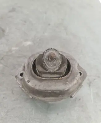 Engine mount bracket