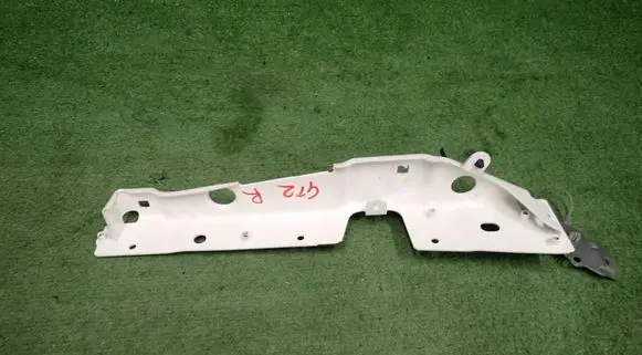 Maserati GranTurismo II Fender mounting bracket 