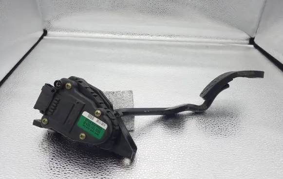 Volkswagen PASSAT B5 Accelerator throttle pedal 8D2721523B 6PV00802609